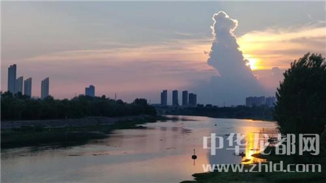 為了這朵云，周口人聚集在大慶路橋上……